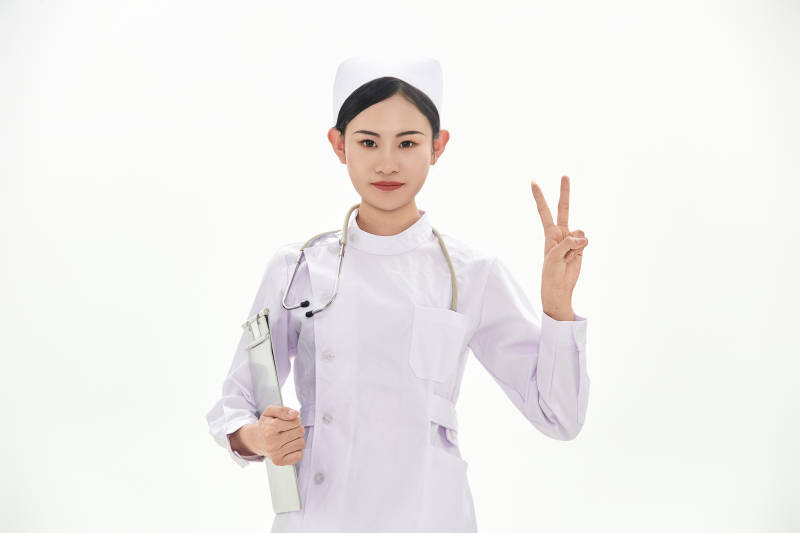 身穿护士服佩戴听诊器的女性医护人员图片
