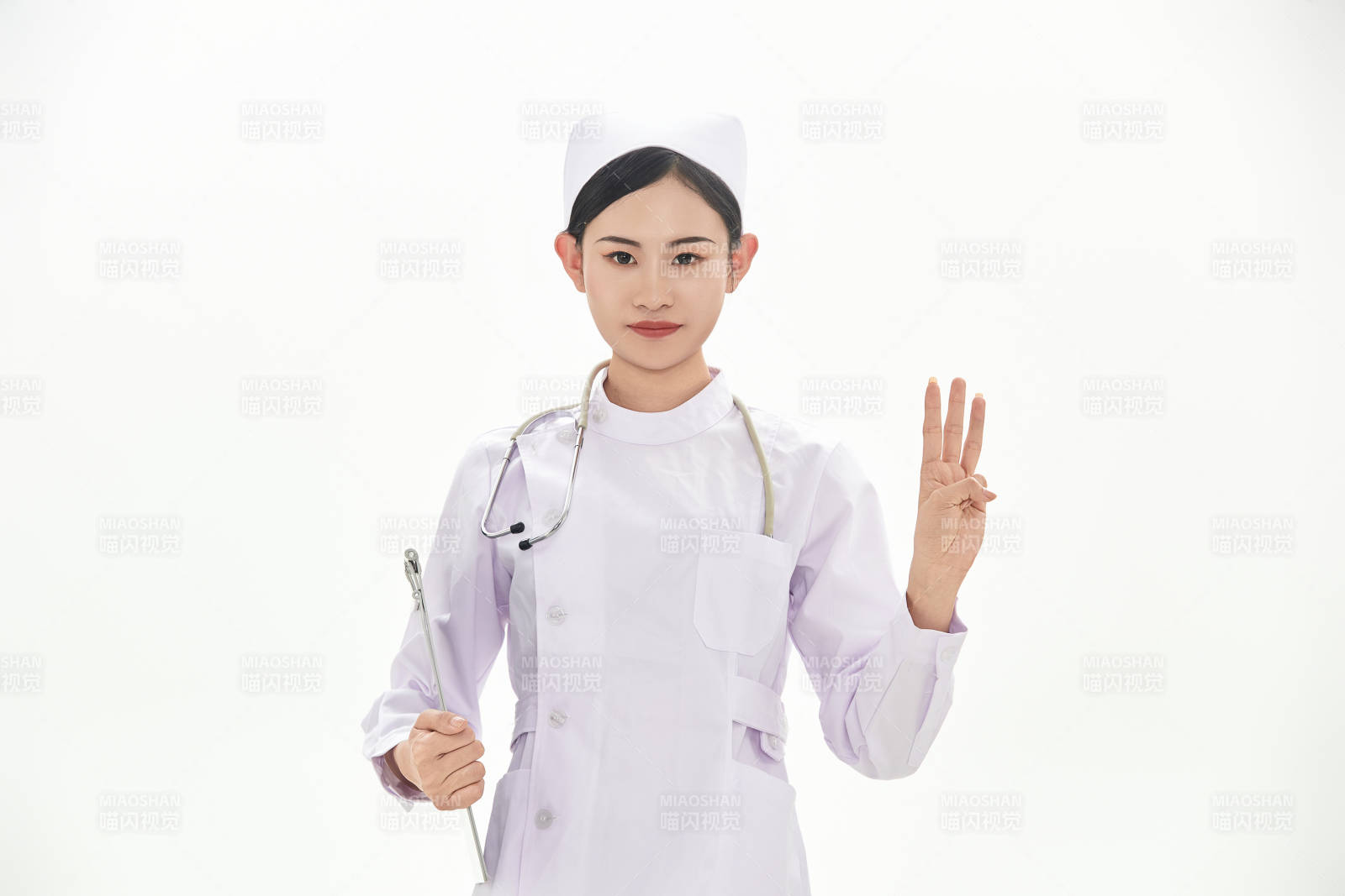 身穿护士服佩戴听诊器的女性医护人员图片