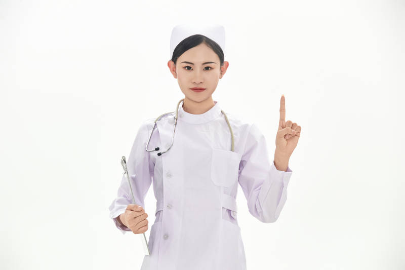 身穿护士服佩戴听诊器的女性医护人员图片