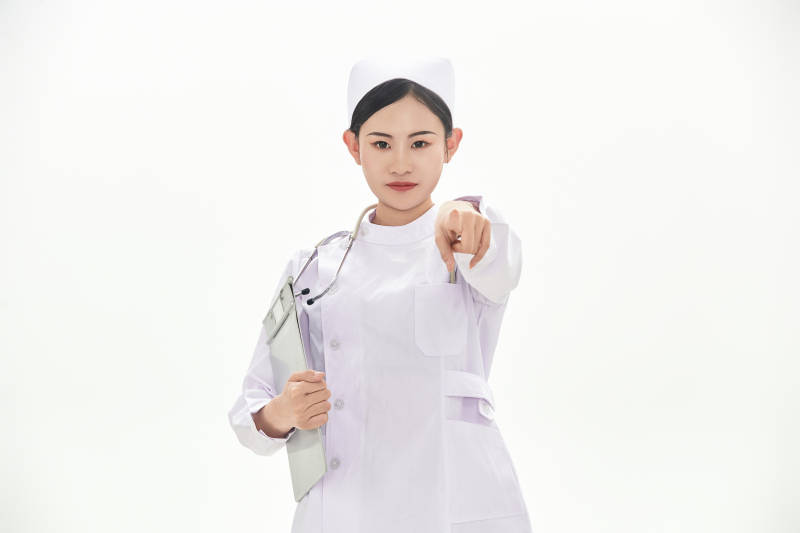 身穿护士服佩戴听诊器的女性医护人员图片