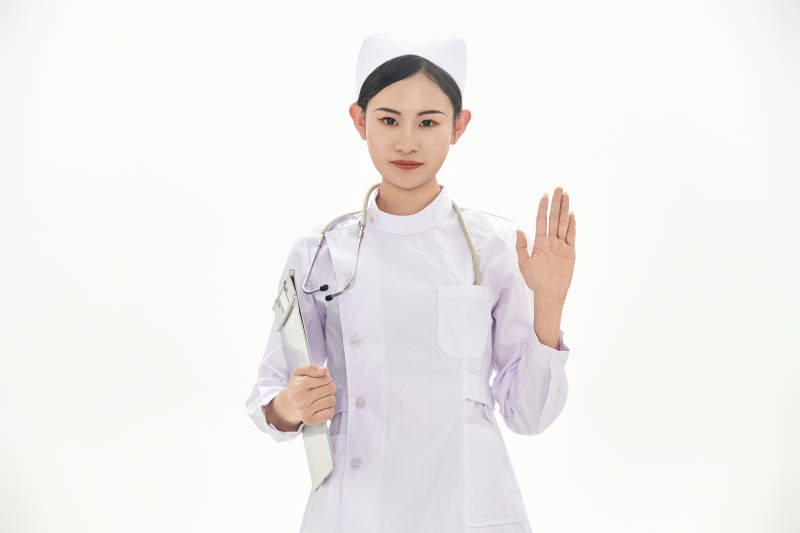身穿护士服佩戴听诊器的女性医护人员图片