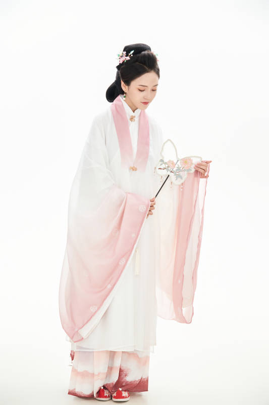 白色背景下穿着魏晋制汉服的少女图片