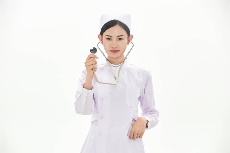 身穿护士服佩戴听诊器的女性医护人员图片