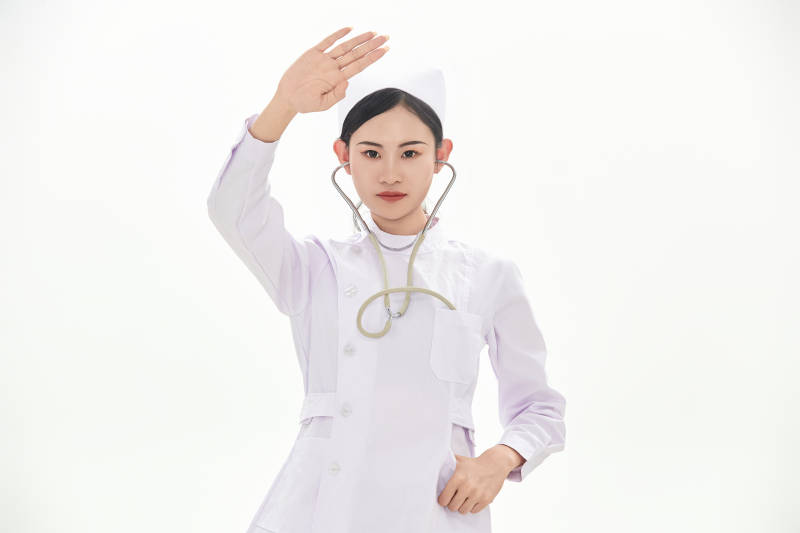 身穿护士服佩戴听诊器的女性医护人员图片