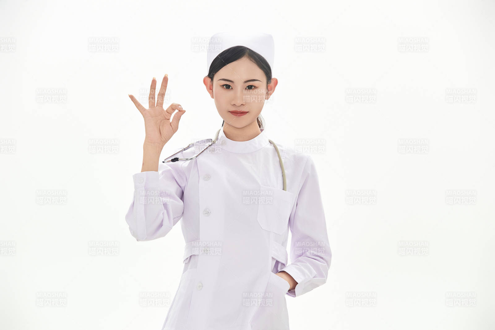 身穿护士服佩戴听诊器的女性医护人员图片