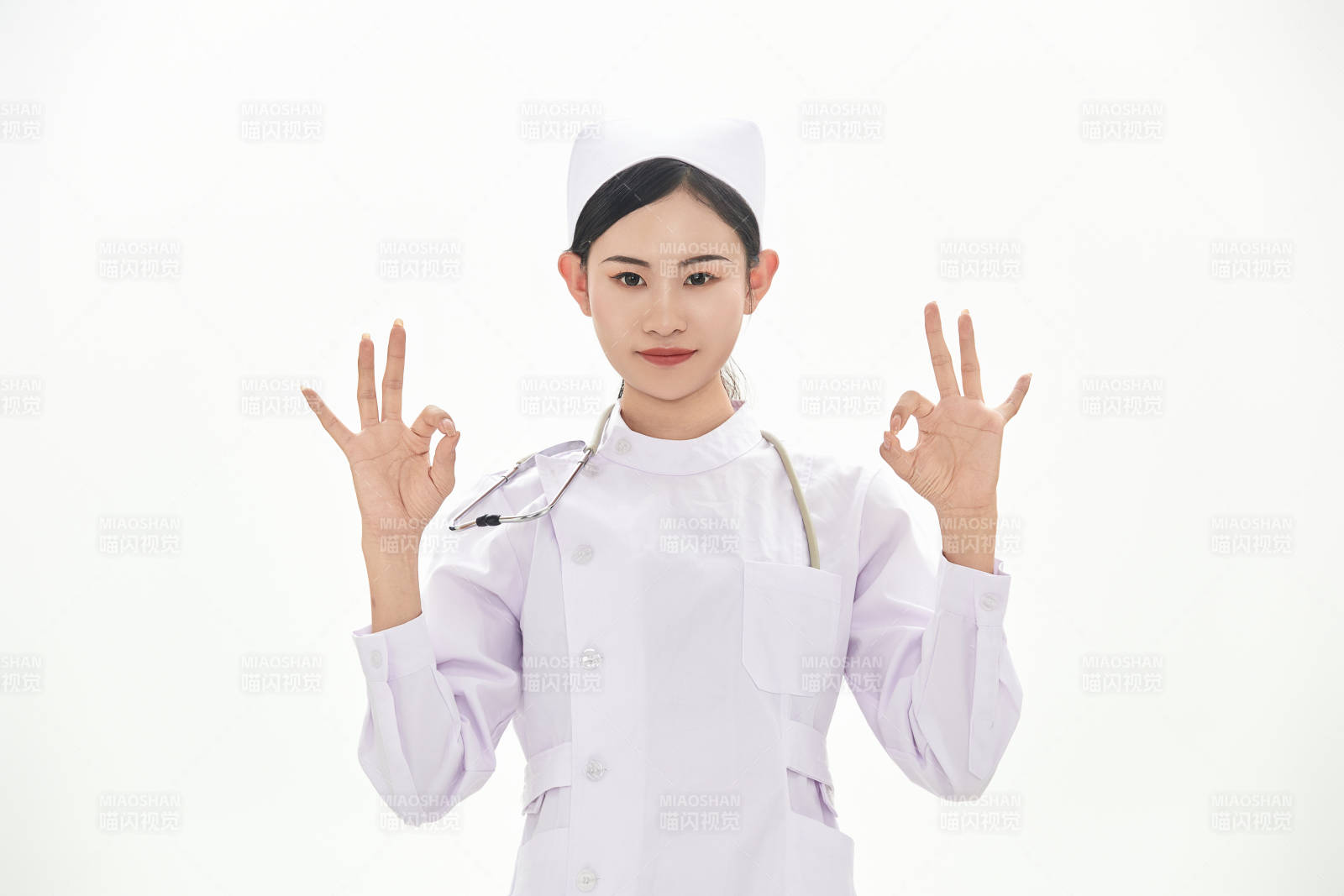 身穿护士服佩戴听诊器的女性医护人员图片