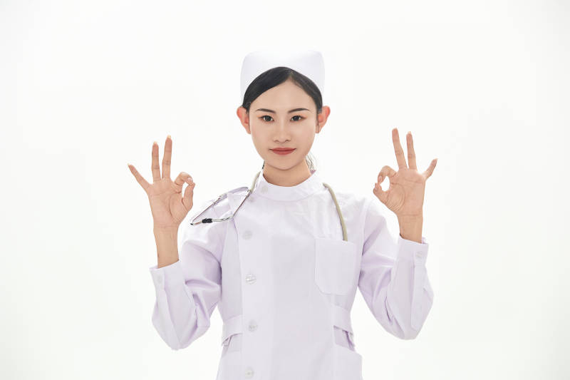 身穿护士服佩戴听诊器的女性医护人员图片