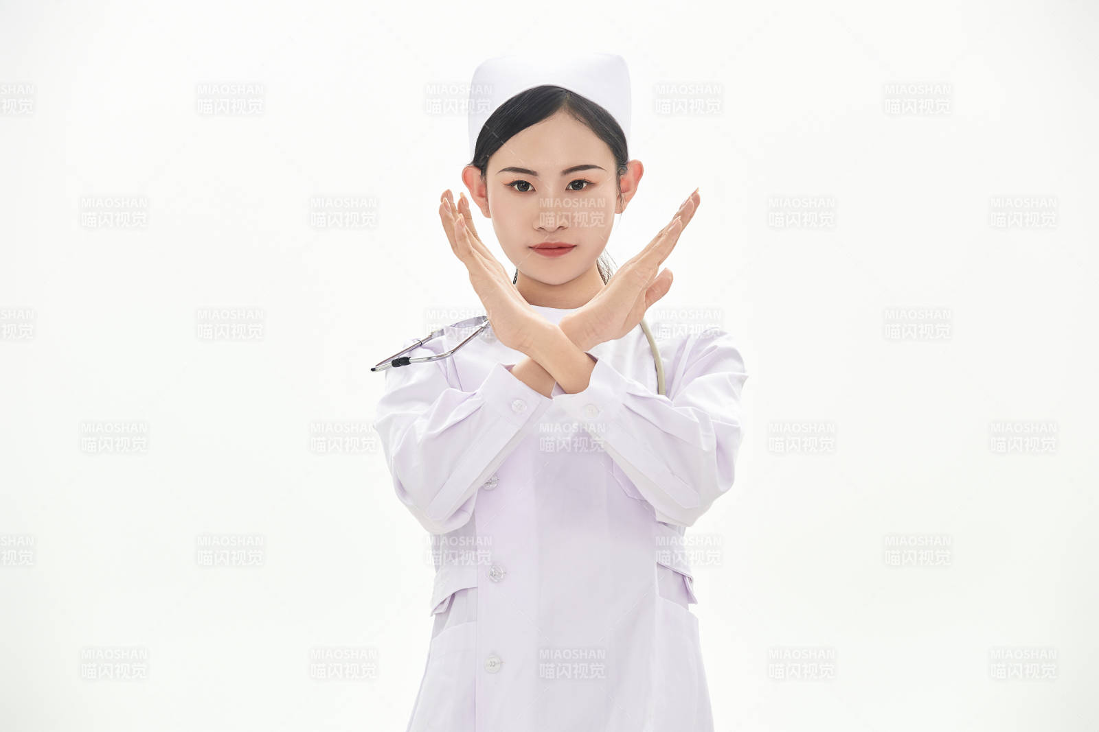 身穿护士服佩戴听诊器的女性医护人员图片