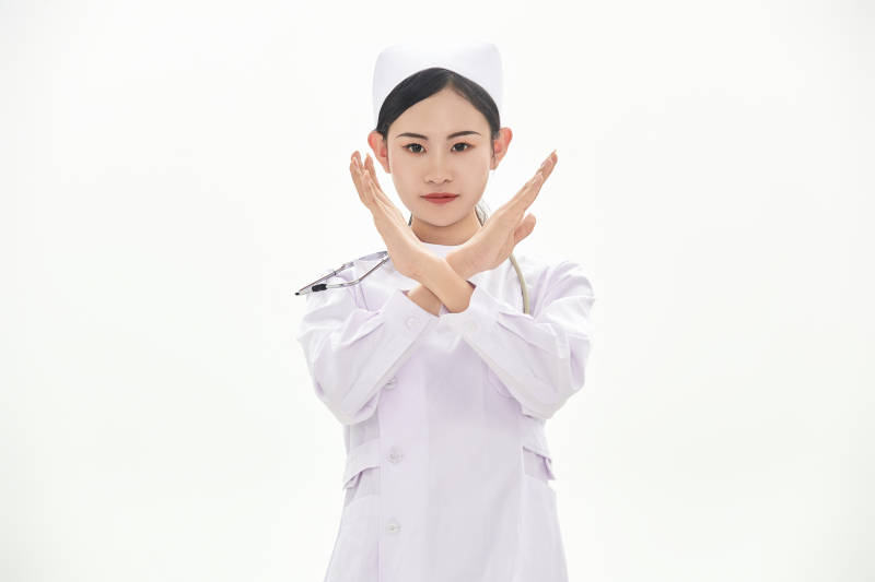 身穿护士服佩戴听诊器的女性医护人员图片
