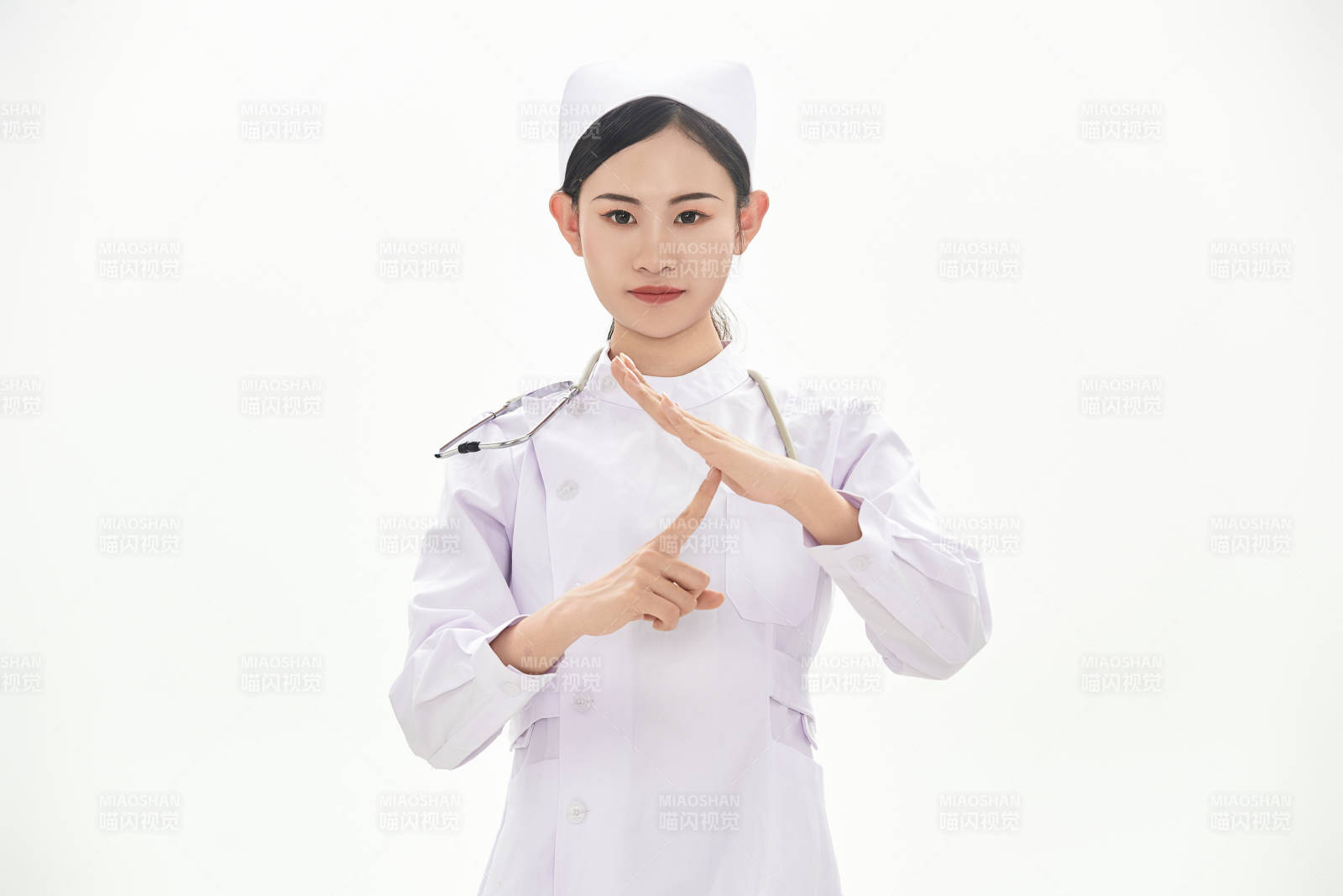 身穿护士服佩戴听诊器的女性医护人员图片