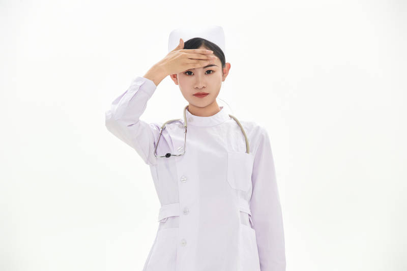 身穿护士服佩戴听诊器的女性医护人员图片
