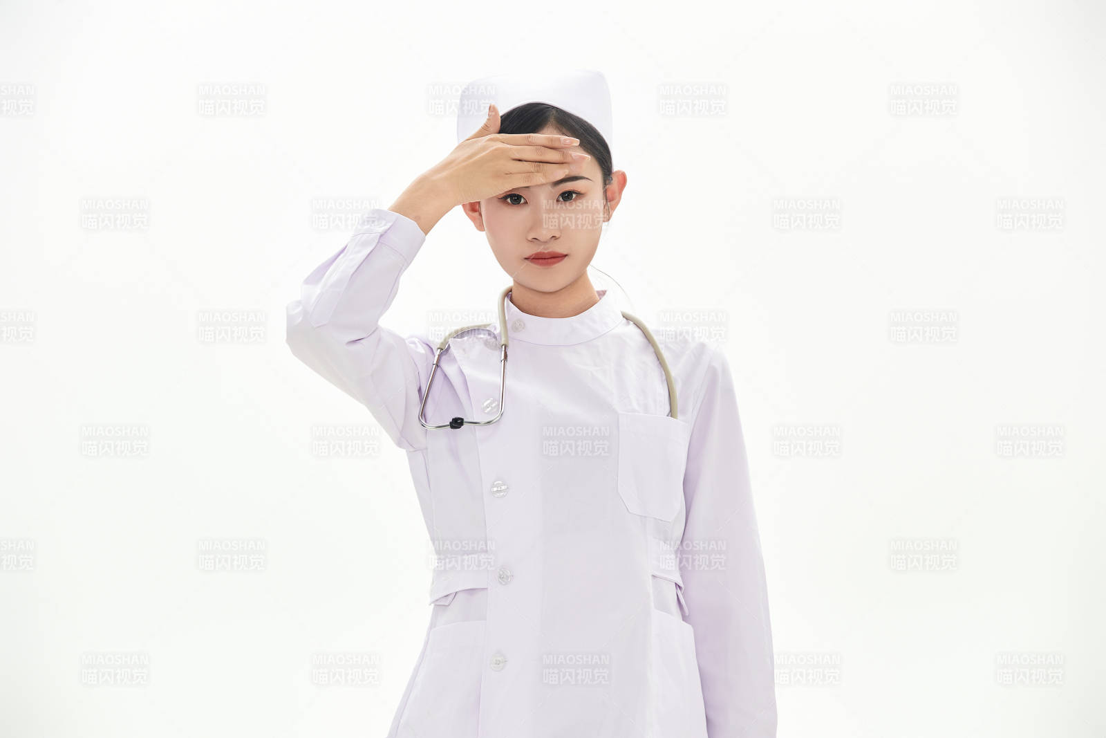 身穿护士服佩戴听诊器的女性医护人员图片