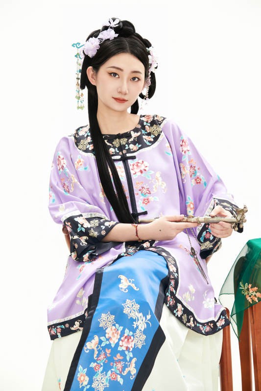 白色背景下穿着中国清朝晚清服饰的少女图片