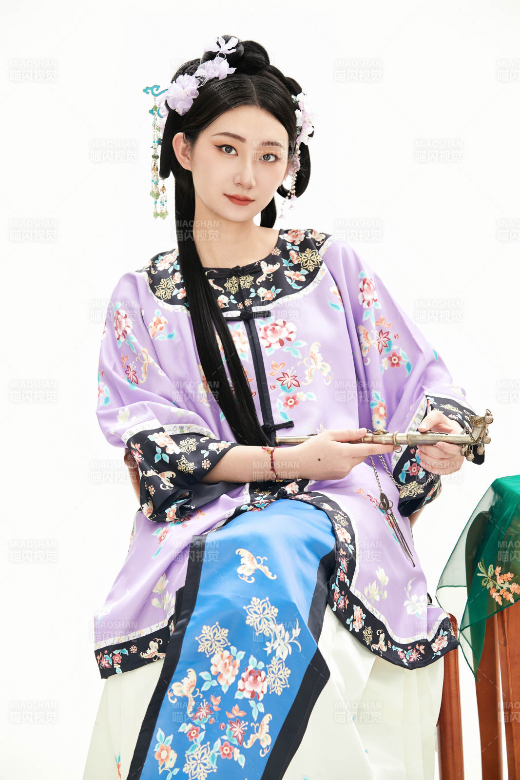 白色背景下穿着中国清朝晚清服饰的少女图片