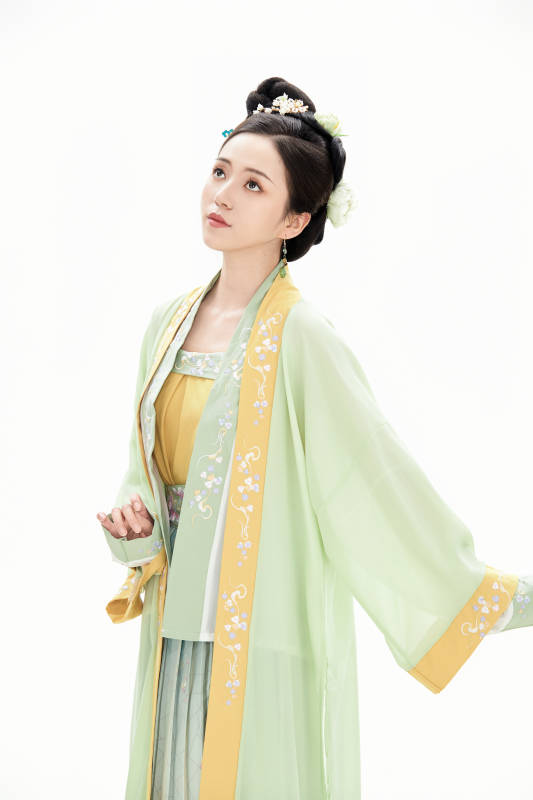 白色背景下穿着南北宋朝汉服的少女图片