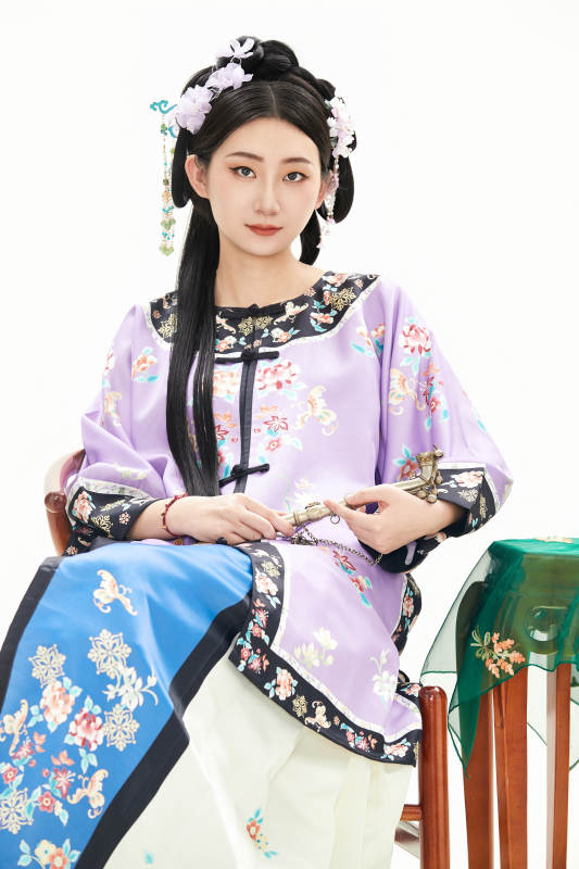 白色背景下穿着中国清朝晚清服饰的少女图片