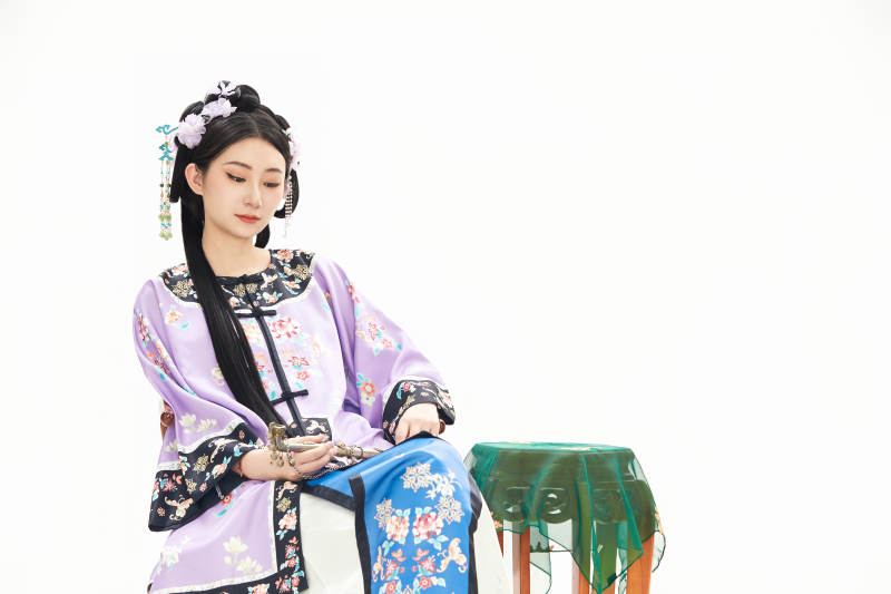 白色背景下穿着中国清朝晚清服饰的少女图片
