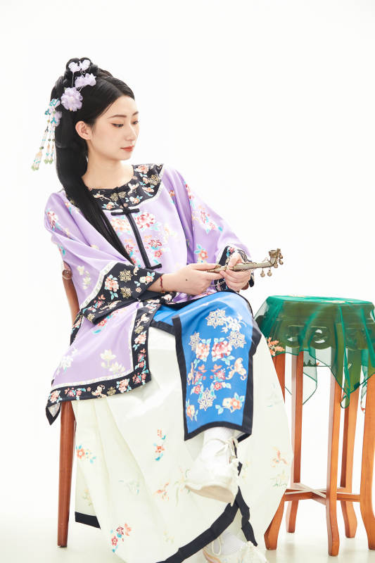 白色背景下穿着中国清朝晚清服饰的少女图片