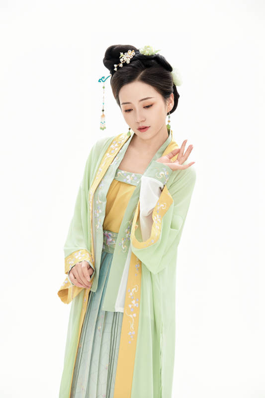 白色背景下穿着南北宋朝汉服的少女图片
