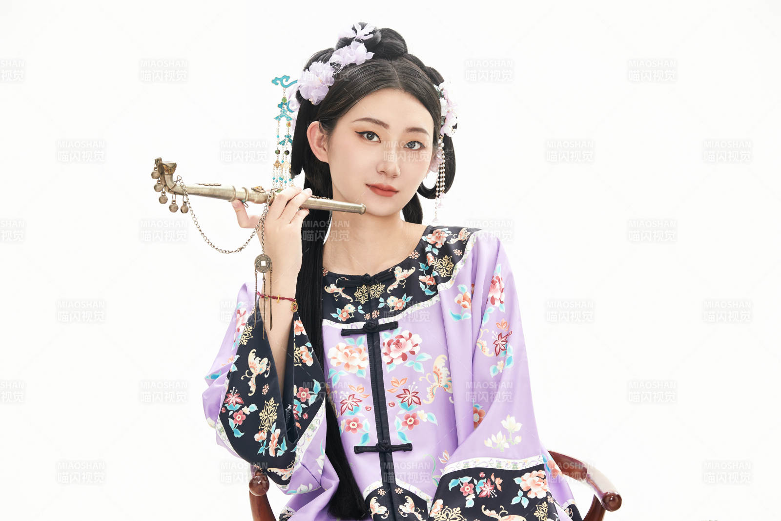 白色背景下穿着中国清朝晚清服饰的少女图片