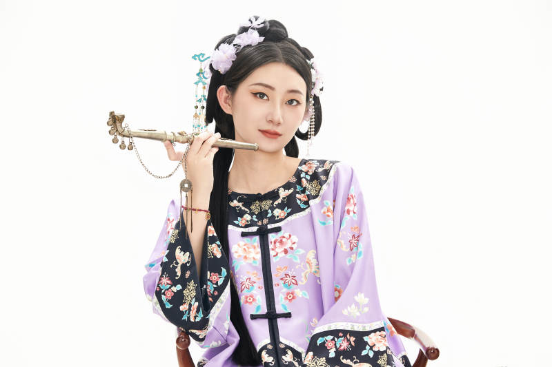 白色背景下穿着中国清朝晚清服饰的少女图片