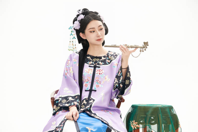 白色背景下穿着中国清朝晚清服饰的少女图片