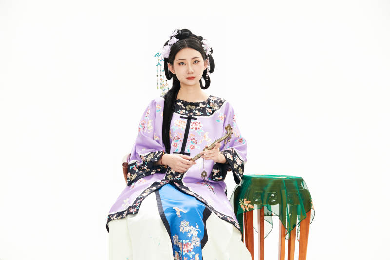 白色背景下穿着中国清朝晚清服饰的少女图片