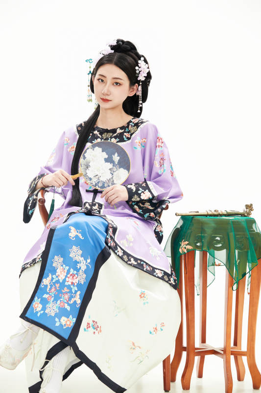 白色背景下穿着中国清朝晚清服饰的少女图片