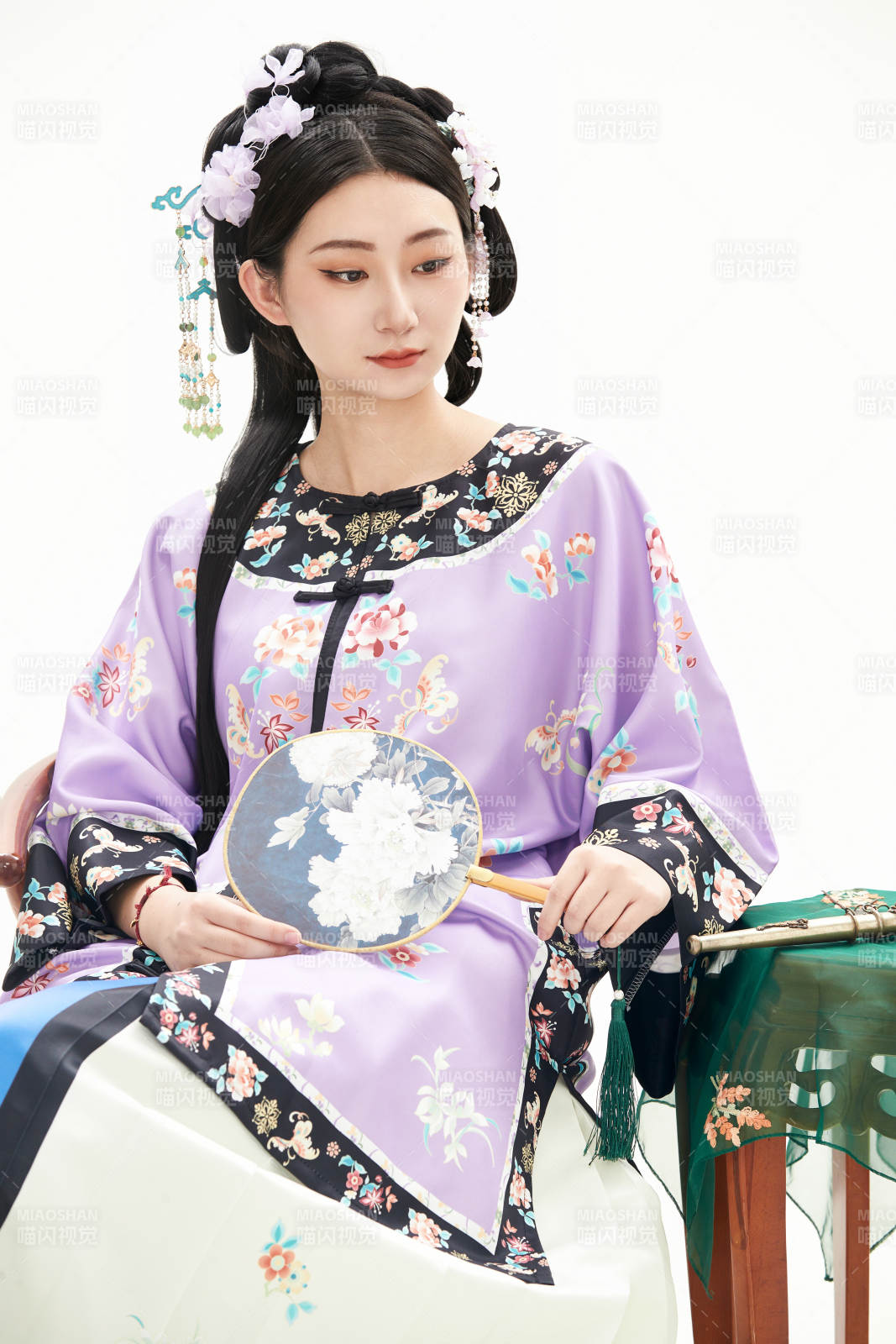 白色背景下穿着中国清朝晚清服饰的少女图片