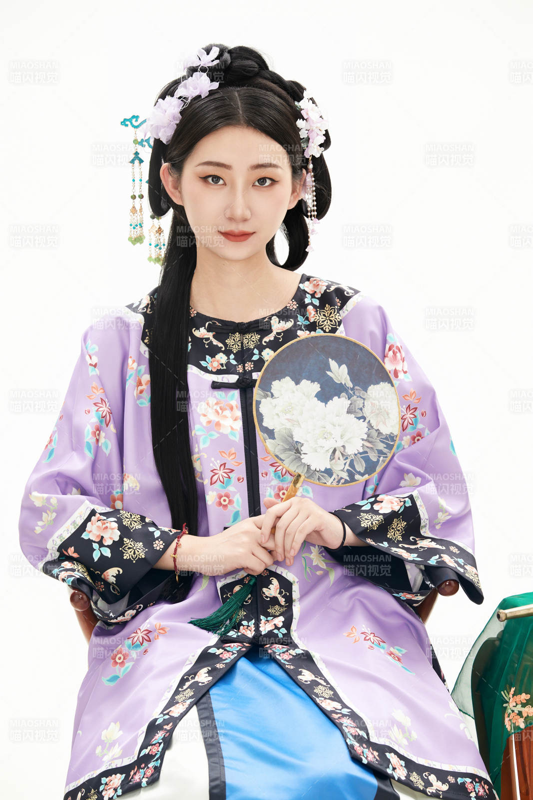 白色背景下穿着中国清朝晚清服饰的少女图片