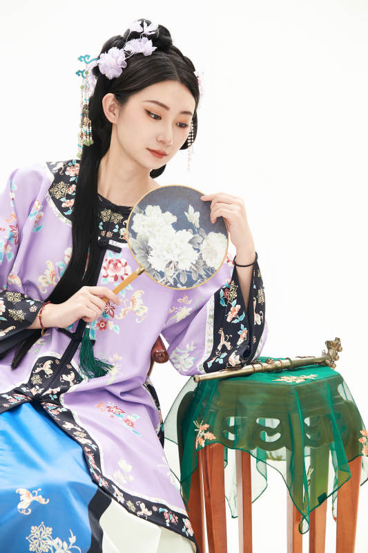 白色背景下穿着中国清朝晚清服饰的少女图片