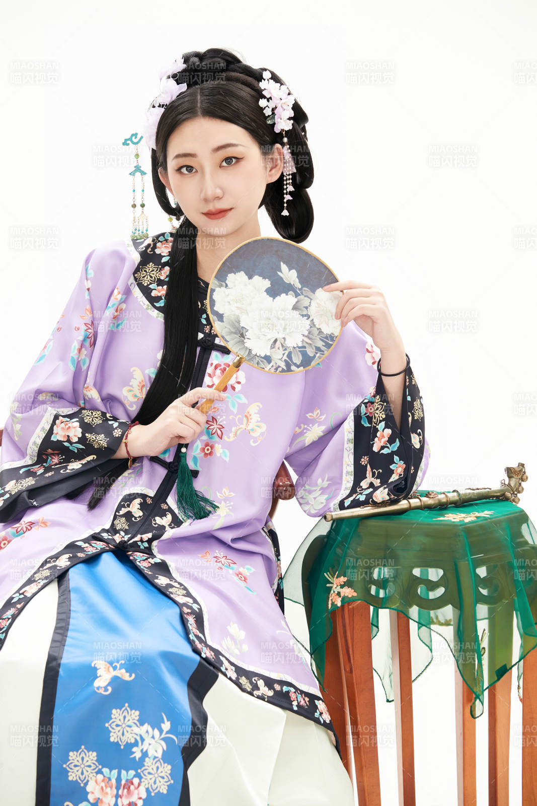 白色背景下穿着中国清朝晚清服饰的少女图片