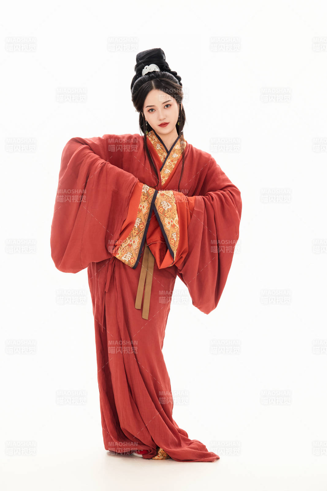 白色背景下穿着中国春秋战国时代服饰的少女图片