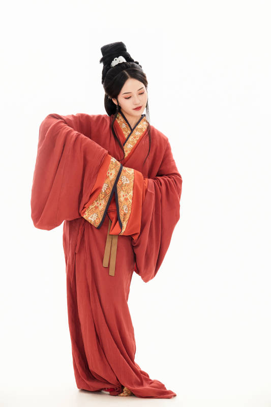 白色背景下穿着中国春秋战国时代服饰的少女图片