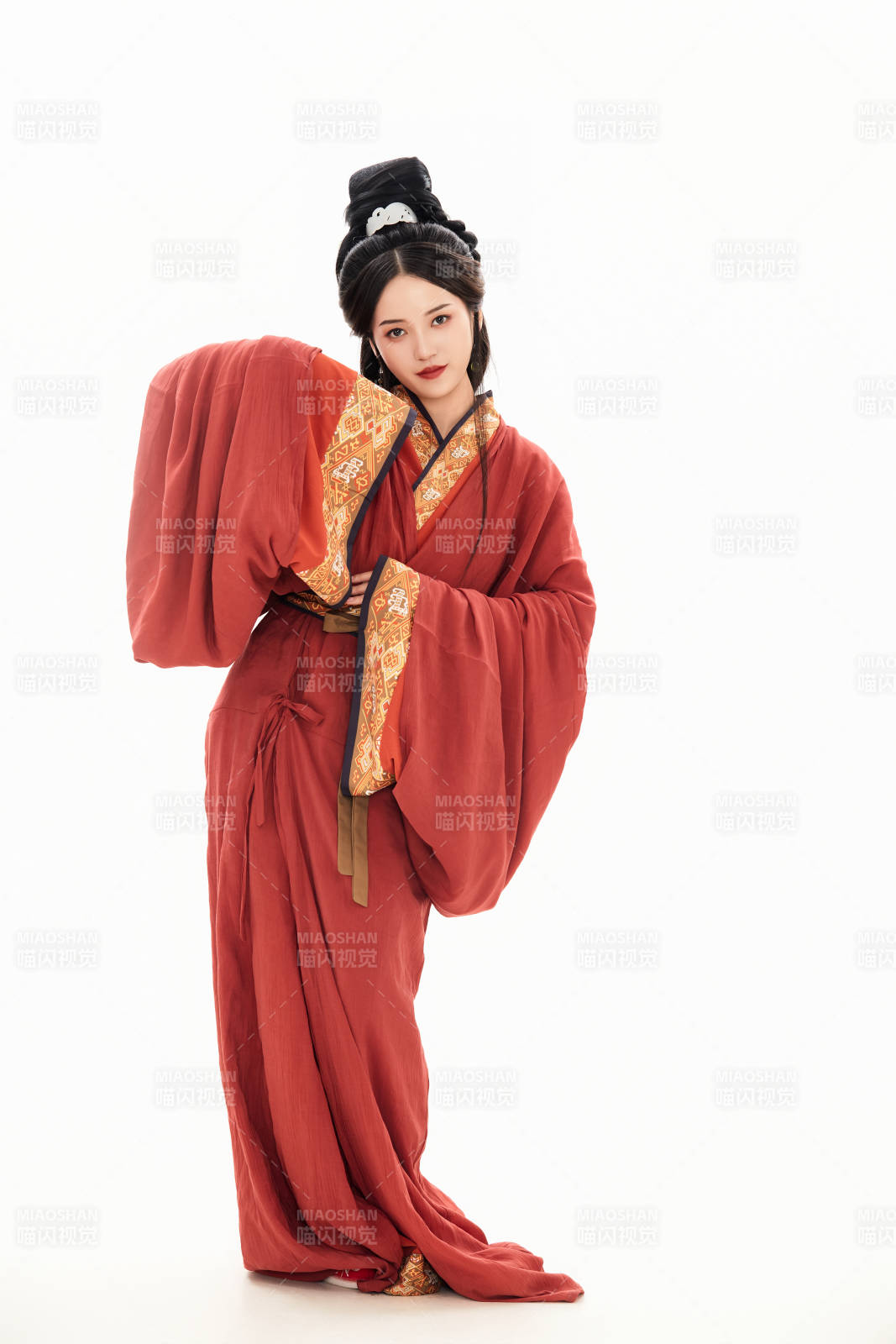 白色背景下穿着中国春秋战国时代服饰的少女图片