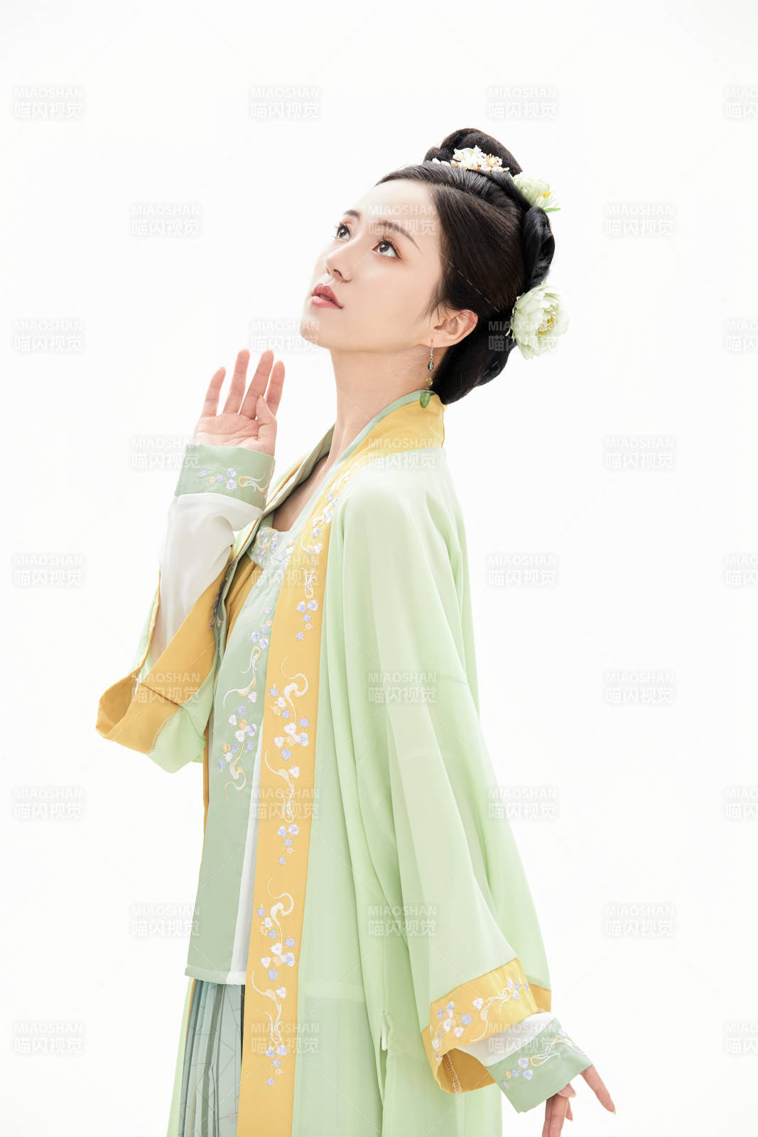 白色背景下穿着南北宋朝汉服的少女图片