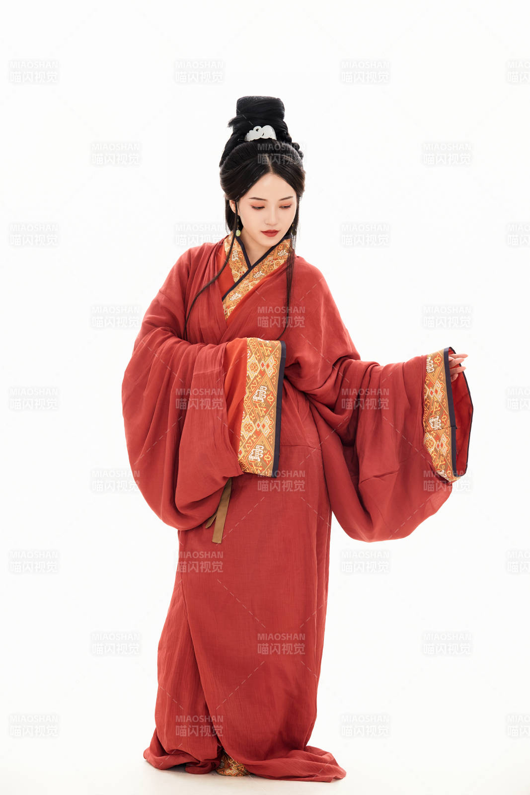 白色背景下穿着中国春秋战国时代服饰的少女图片