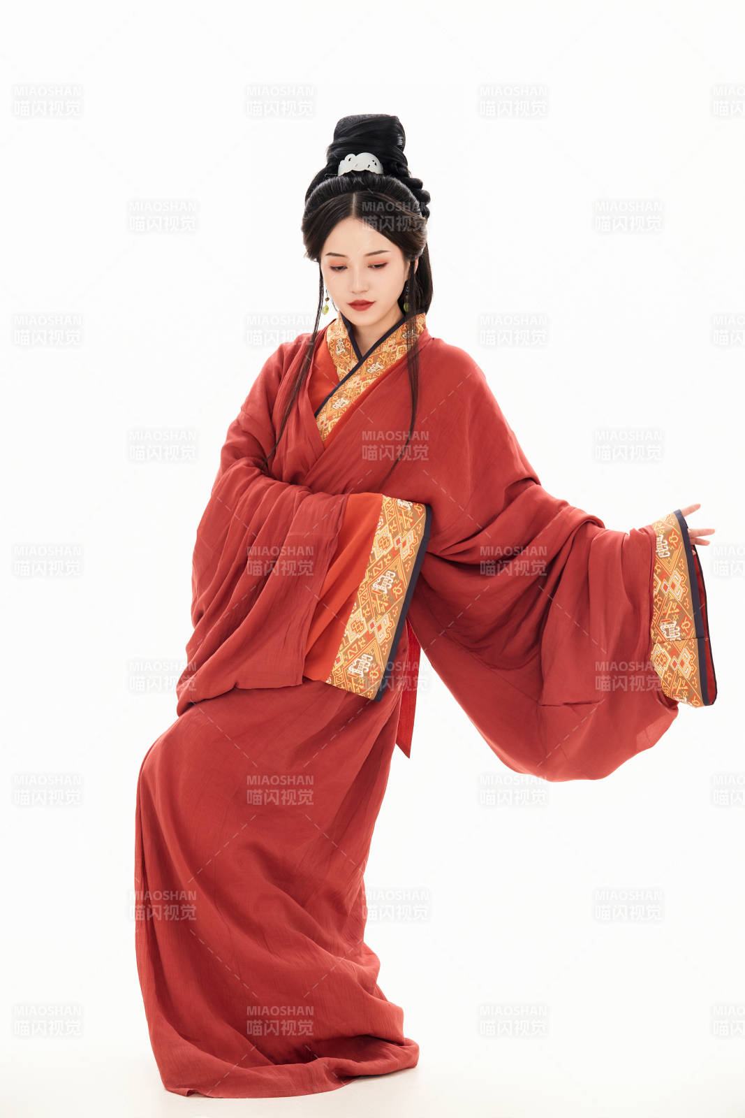 白色背景下穿着中国春秋战国时代服饰的少女图片