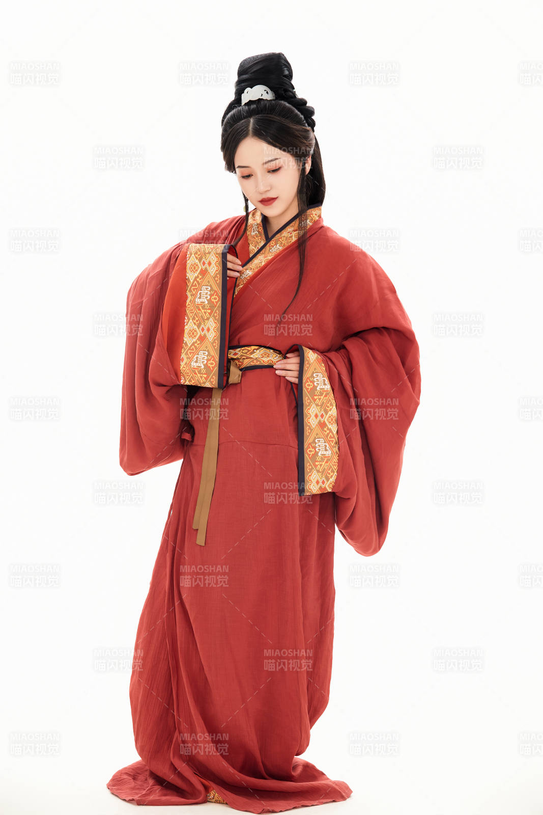 白色背景下穿着中国春秋战国时代服饰的少女图片