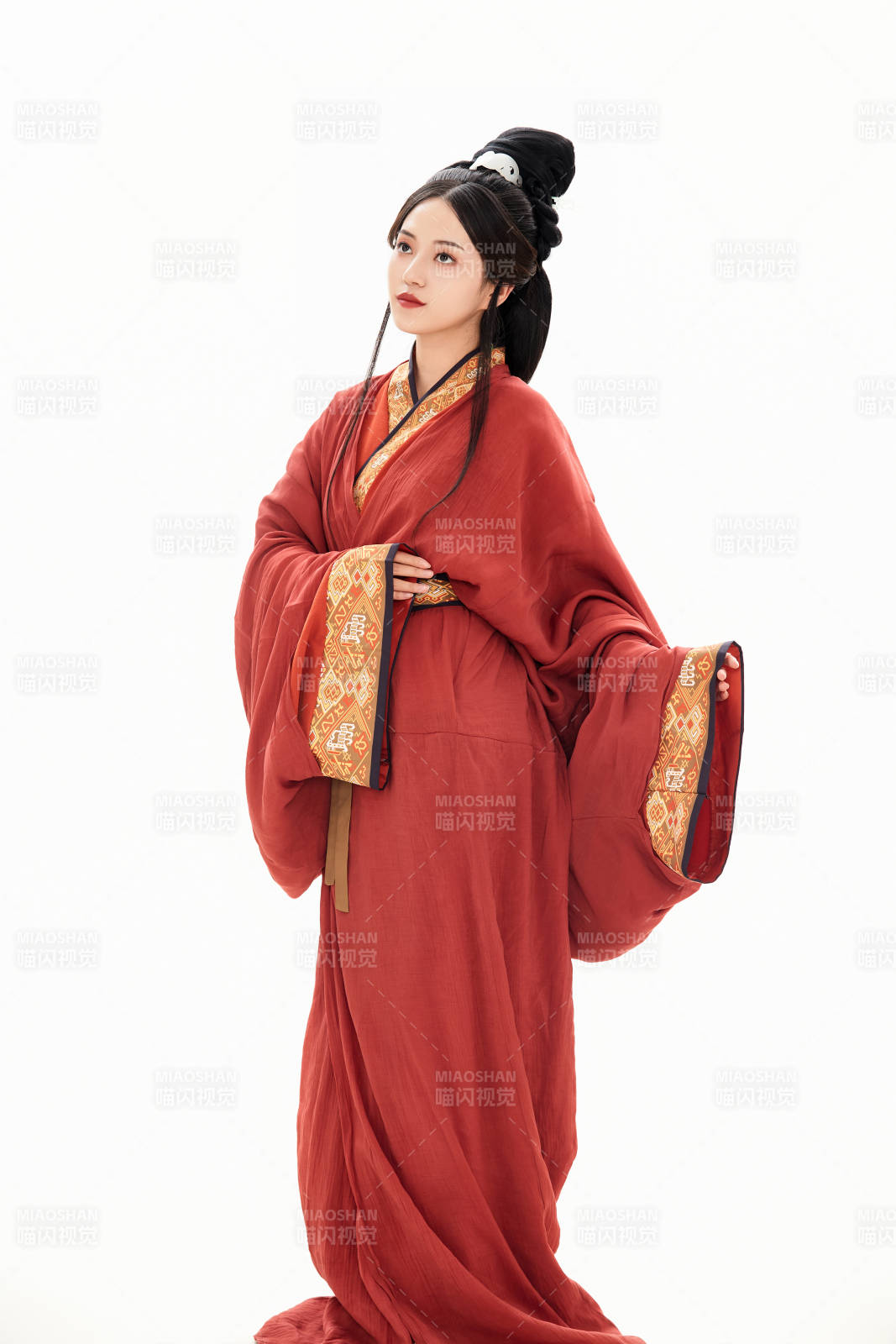 白色背景下穿着中国春秋战国时代服饰的少女图片