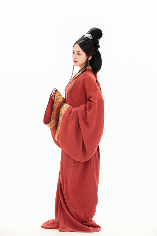 白色背景下穿着中国春秋战国时代服饰的少女图片