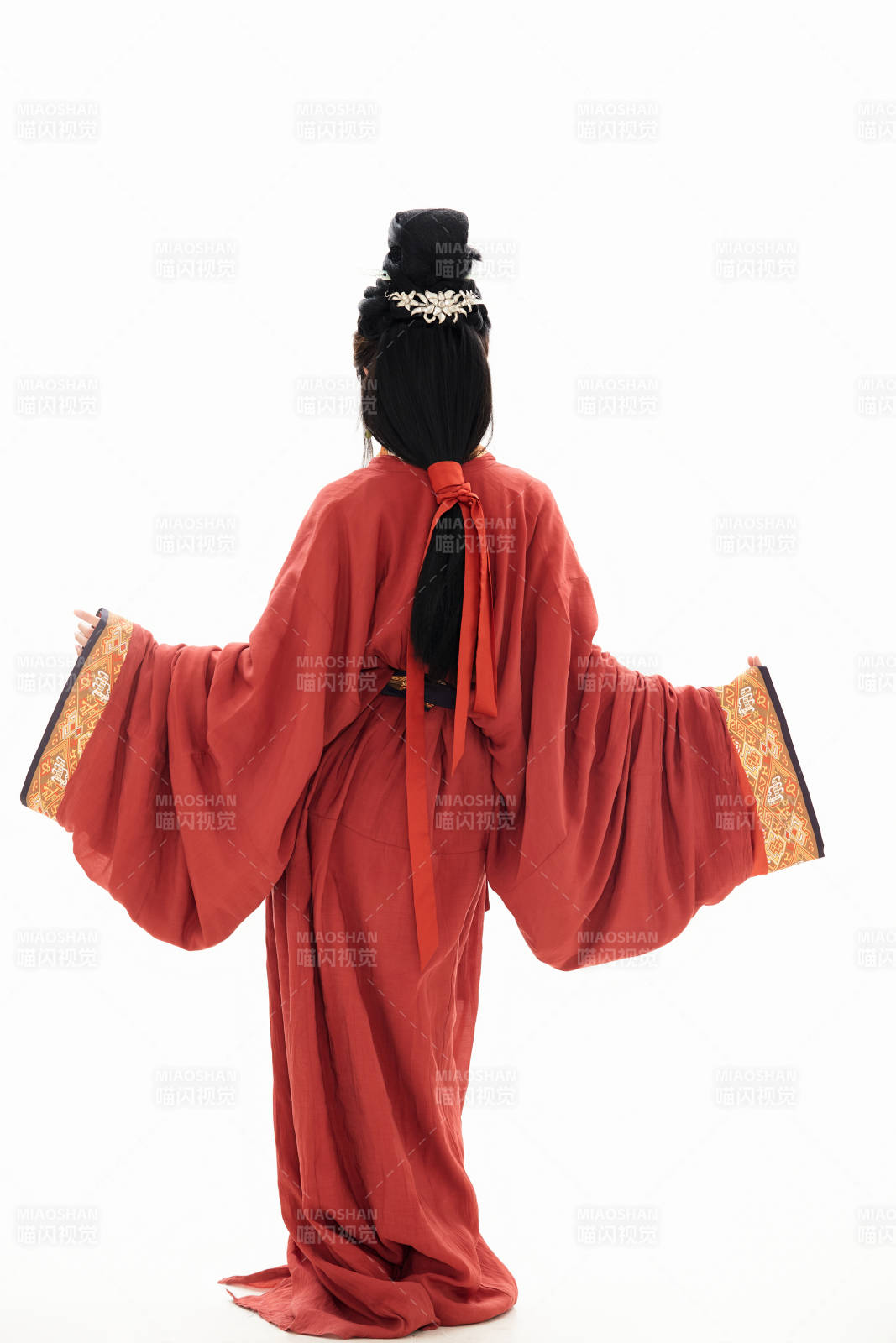 白色背景下穿着中国春秋战国时代服饰的少女图片