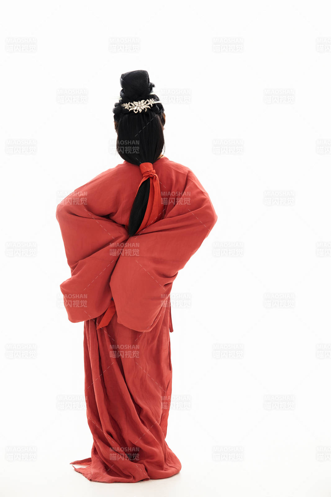 白色背景下穿着中国春秋战国时代服饰的少女图片