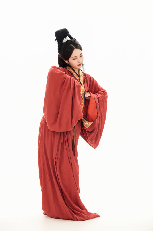 白色背景下穿着中国春秋战国时代服饰的少女图片