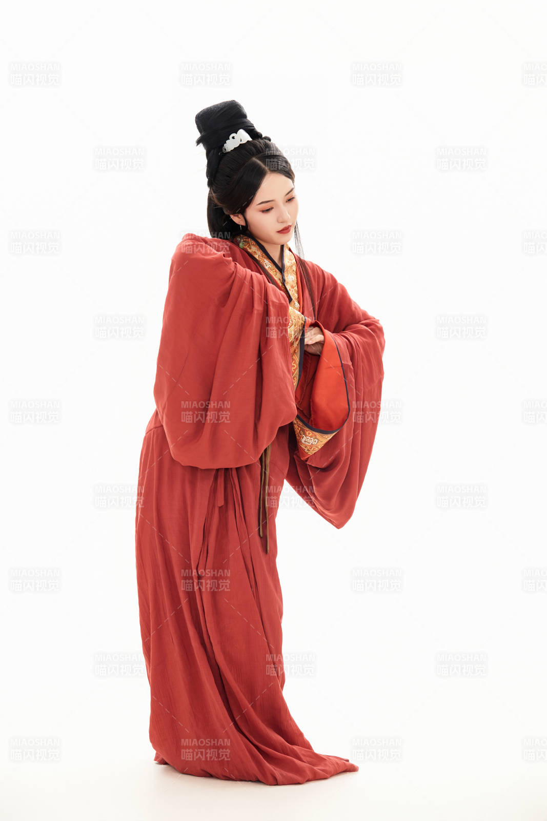 白色背景下穿着中国春秋战国时代服饰的少女图片