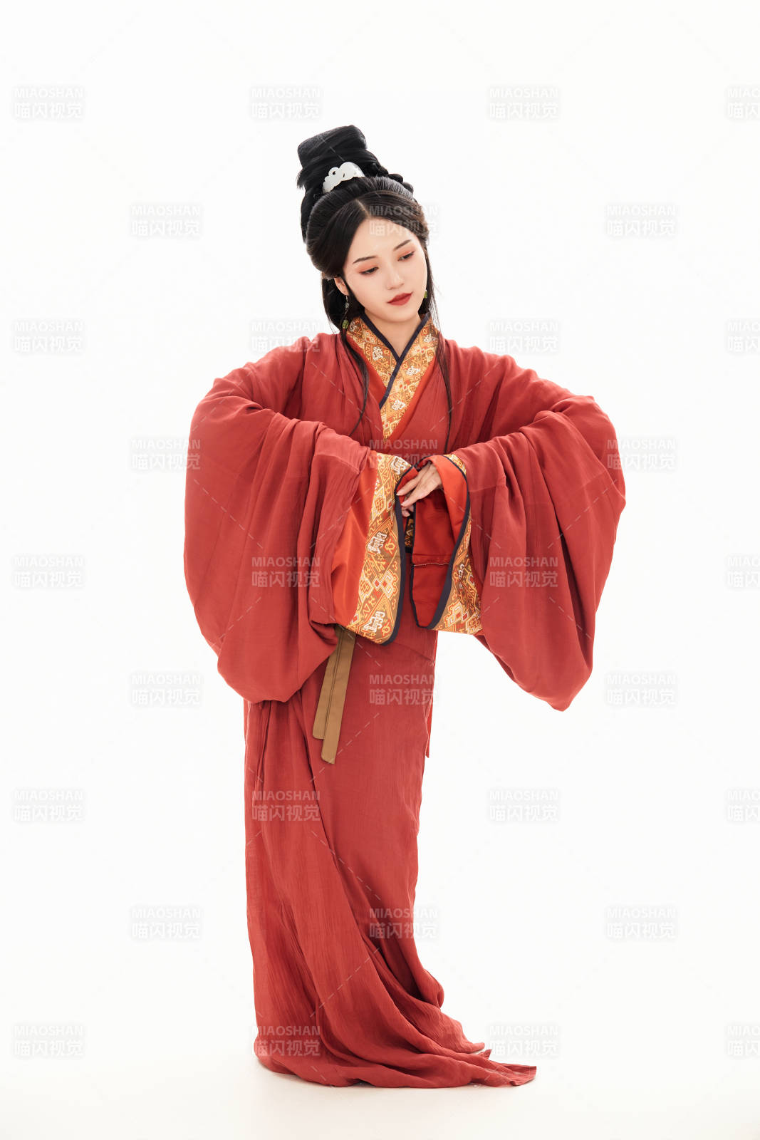 白色背景下穿着中国春秋战国时代服饰的少女图片