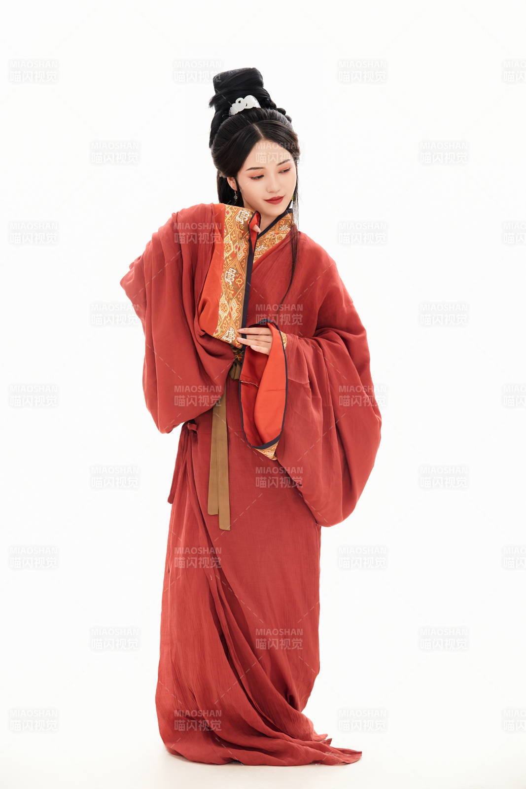 白色背景下穿着中国春秋战国时代服饰的少女图片