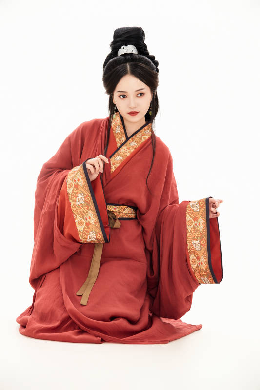 白色背景下穿着中国春秋战国时代服饰的少女图片