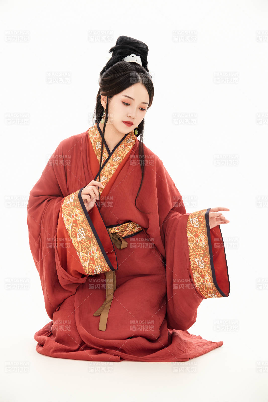 白色背景下穿着中国春秋战国时代服饰的少女图片