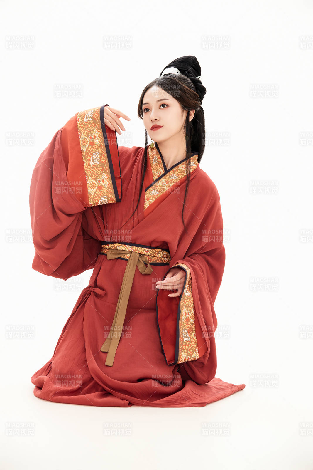 白色背景下穿着中国春秋战国时代服饰的少女图片